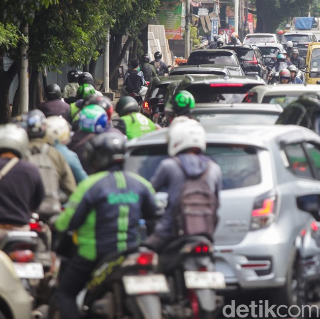 Proyek Galian Bikin Macet Parah, Pengendara Bisa Terjebak Lebih dari Sejam di Veteran Raya