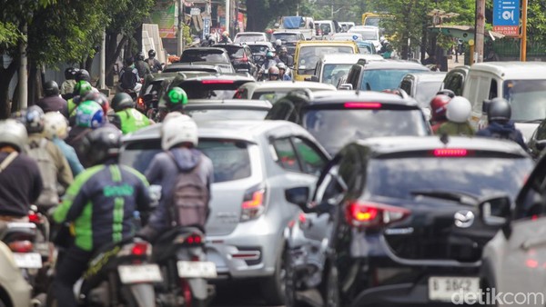 Proyek Galian Bikin Macet Parah, Pengendara Bisa Terjebak Lebih dari Sejam di Veteran Raya