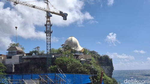 Proyek pembangunan kapel pernikahan (wedding chapel) di tebing Pantai Suluban, Desa Pecatu, Kuta Selatan, Badung, Bali, Selasa (3/2/2026). (Foto: Fabiola Dianira/detikBali)