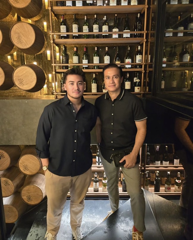 Melalui akun Instagram pribadinya, Adjie kerap membagikan kebersamaannya dengan sang putra. Alih-alih bapak-anak, keduanya malah terlihat seperti sahabat dekat. Foto: Instagram/@adjiepangestu