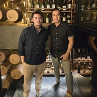 Melalui akun Instagram pribadinya, Adjie kerap membagikan kebersamaannya dengan sang putra. Alih-alih bapak-anak, keduanya malah terlihat seperti sahabat dekat. Foto: Instagram/@adjiepangestu