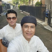 Dari unggahan-unggahan di media sosial terlihat Adjie dan Rafi kerap menghabiskan waktu bersama. Punya paras yang tak kalah ganteng dari ayahnya, penampilan Rafi pun seringkali curi atensi. Foto: Instagram/@adjiepangestu