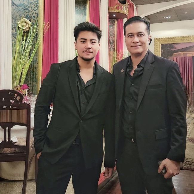 Lahir pada 23 Desember 1999, saat ini Rafi berusia 26 tahun. Paras tampannya seringkali ikut banjir pujian netizen. Foto: Instagram/@adjiepangestu