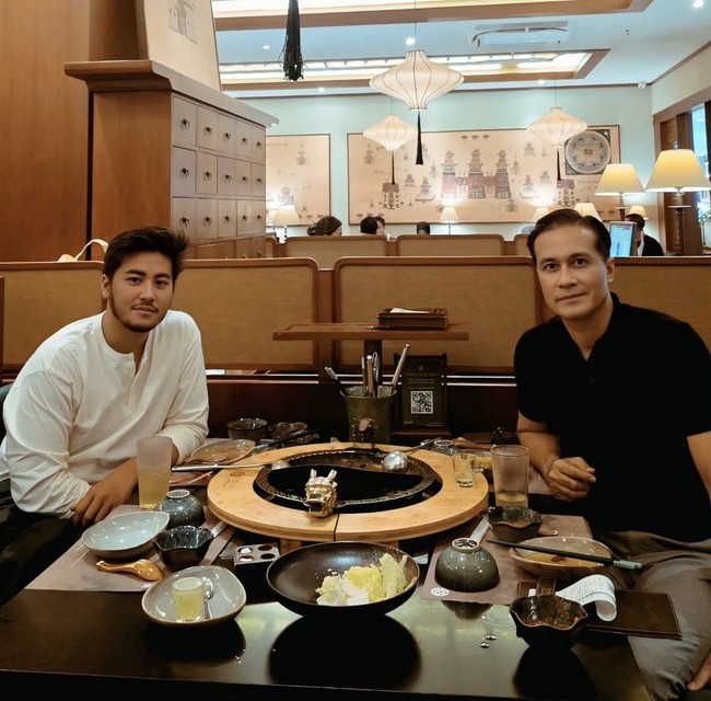 Saat ini nama Rafi ikut jadi sorotan usai kerap dibanding-bandingkan dengan Ressa Rosano, putra Denada. Ressa sendiri disebut-sebut memiliki kemiripan dengan Adjie Pangestu. Foto: Instagram/@adjiepangestu