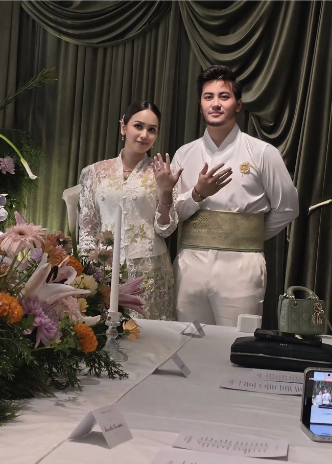 Pada Desember 2025, bertepatan dengan ulang tahun Rafi, Adjie mengunggah foto sang anak saat bertunangan. Rupanya Rafi sudah resmi melamar kekasihnya yang bernama Nabila Febrina. Foto: Instagram/@adjiepangestu