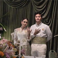 Pada Desember 2025, bertepatan dengan ulang tahun Rafi, Adjie mengunggah foto sang anak saat bertunangan. Rupanya Rafi sudah resmi melamar kekasihnya yang bernama Nabila Febrina. Foto: Instagram/@adjiepangestu