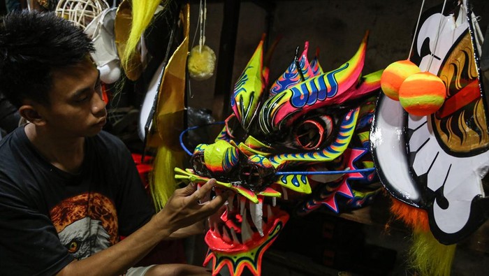 Sejumlah perajin mengecek ukuran kepala barongsai di rumah produksi Huang Wie Hong kawasan Jalan Hilir, Semarang, Jawa Tengah, Senin (2/2/2026). Pemilik usaha tersebut mengatakan permintaan produksi kostum barongsai dan liong menjelang Tahun Baru Imlek 2577 meningkat signifikan, yakni mencapai 70 persen dibanding hari biasanya dengan harga jual untuk barongsai Rp5,5juta-Rp6,5 juta per buah serta liong Rp8 juta sampai Rp9juta per buah tergantung ukuran dan bahan. ANTARA FOTO/Makna Zaezar