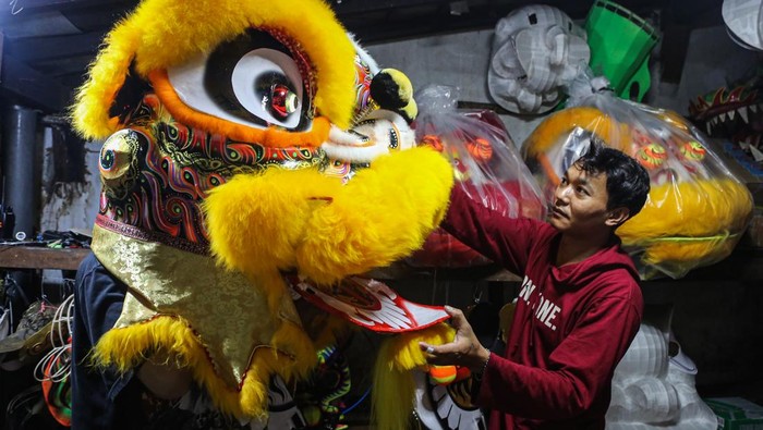 Sejumlah perajin mengecek ukuran kepala barongsai di rumah produksi Huang Wie Hong kawasan Jalan Hilir, Semarang, Jawa Tengah, Senin (2/2/2026). Pemilik usaha tersebut mengatakan permintaan produksi kostum barongsai dan liong menjelang Tahun Baru Imlek 2577 meningkat signifikan, yakni mencapai 70 persen dibanding hari biasanya dengan harga jual untuk barongsai Rp5,5juta-Rp6,5 juta per buah serta liong Rp8 juta sampai Rp9juta per buah tergantung ukuran dan bahan. ANTARA FOTO/Makna Zaezar
