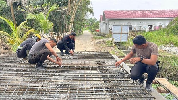 Satgas Darurat Jembatan Polda Riau mempercepat pengerjaan jembatan di Kelurahan Sri Meranti, Kecamatan Rumbai, Kota Pekanbaru, Selasa (2/2/2026).