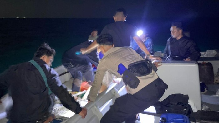 Satpolairud Polresta Bintan evakuasi ABK kapal ikan yang tenggelam di Perairan Tekulai. (Foto: Dok Polres Bintan)