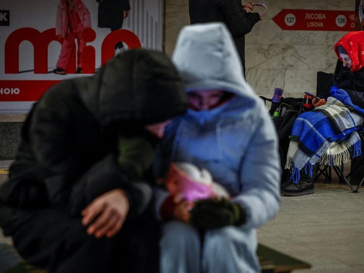 Serangan Rusia Menggila, Warga Kyiv Berlindung di Stasiun Metro di Tengah Suhu Ekstrem