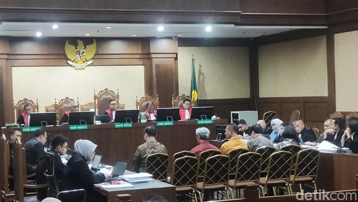 Jaksa Tanya Konsolidasi Harga Chromebook, Saksi Tertawa: Ketawa Hendrik Tio di Sidang Korupsi