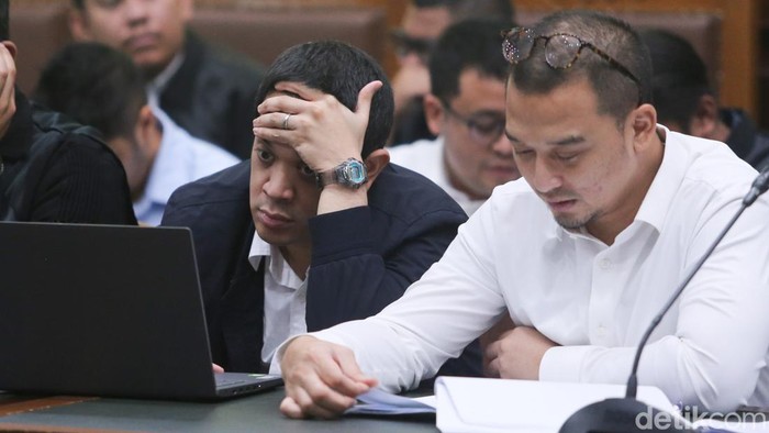 Terdakwa kasus dugaan korupsi tata kelola minyak mentah Muhamad Kerry Adrianto Riza dan Gading Ramadhan Joedo mendengarkan keterangan saksi saat sidang lanjutan di Pengadilan Tipikor, Jakarta Pusat, Selasa (3/2/2026). Agenda sidang tersebut untuk mendengarkan keterangan saksi yang dihadirkan Jaksa Penuntut Umum (JPU).