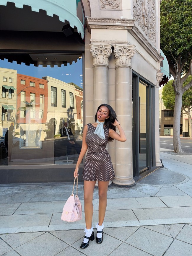 Daphne tidak mengungkap identitas orang tuanya. Namun, wanita 28 tahun yang disebut nepo baby ini mengaku ayahnya adalah seorang tokoh keuangan terkenal dan ibunya adalah seorang mantan model. Foto: Instagram