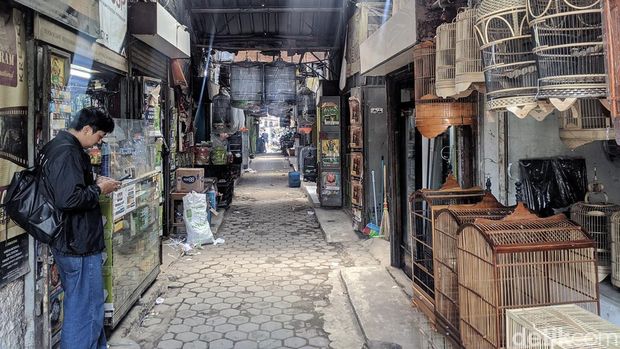 Suasana dalam dari Pasar Sukahaji, Kota Bandung.