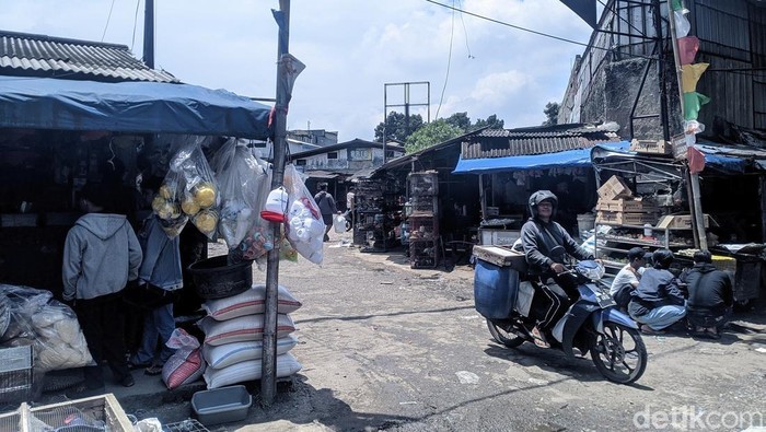 Suasana dalam dari Pasar Sukahaji, Kota Bandung.