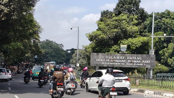 Suasana jalan di Kota Bandung
