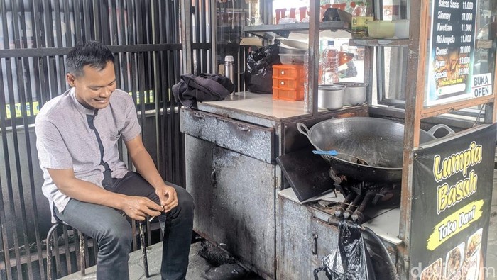 Cerita Rizki Pedagang Lumpia Bertahan di Arus Jualan Daring