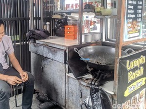 Cerita Rizki Pedagang Lumpia Bertahan di Arus Jualan Daring