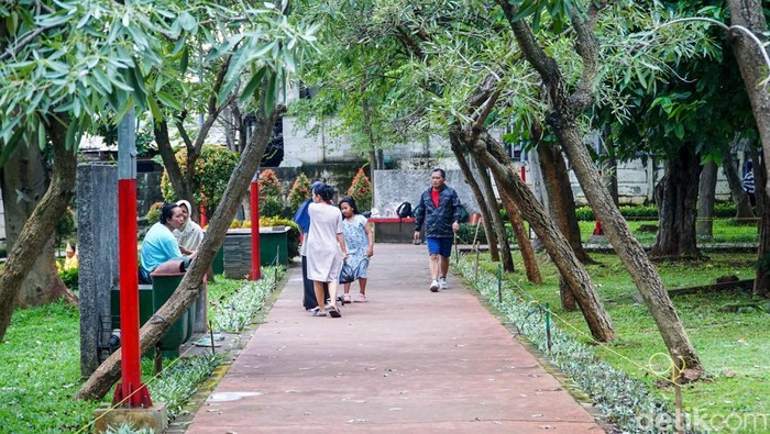 Warga beraktivitas di Taman Kopi, kawasan Pekayon, Pasar Rebo, Jakarta Timur, Selasa (3/2/2026).