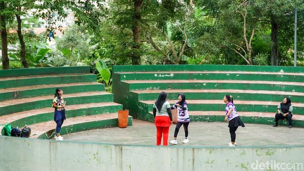 Warga beraktivitas di Taman Kopi, kawasan Pekayon, Pasar Rebo, Jakarta Timur, Selasa (3/2/2026).