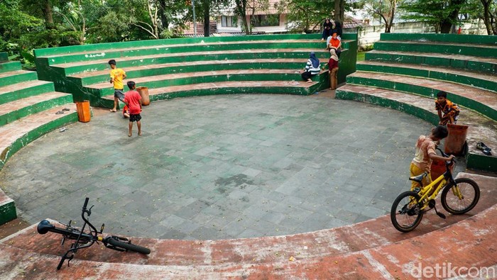 Di tengah hiruk pikuk kawasan Pasar Rebo yang ramai dan dinamis, Taman Kopi hadir sebagai ruang terbuka hijau yang menawarkan suasana tenang bagi warga sekitar, Selasa (3/2/2026). Taman yang berada di kawasan Pekayon, Pasar Rebo, Jakarta Timur ini kerap dimanfaatkan masyarakat untuk sejenak melepas penat dari rutinitas harian.