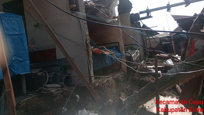 Tanah Ambles Terjang Permukiman Warga Cepu Blora, 15 Rumah Rusak