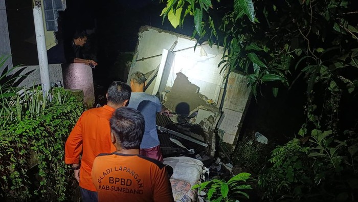 Tanah Gerak di Tomo Sumedang, Tiga Rumah Rusak Berat