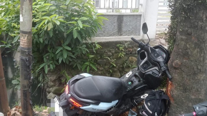 Teks foto: Sepeda motor korban saat menabrak pohon. (Foto: dok. Polsek Sunggal)