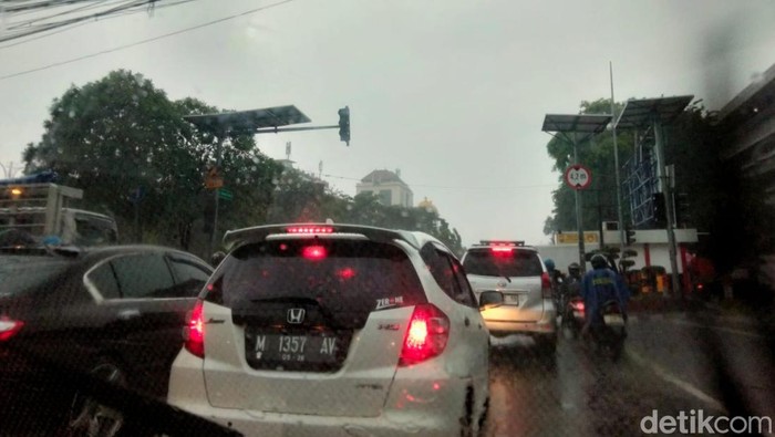TL di kawasan Pahlawan Surabaya padam