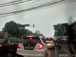 Macet di Surabaya gegara Traffic Light Jalan Pahlawan-Veteran Padam