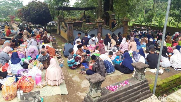 Warga saat menggelar sadranan di kompleks pemakaman di Dukuh Mlambong, Sruni, Musuk, Boyolali, Selasa (3/2/2026).