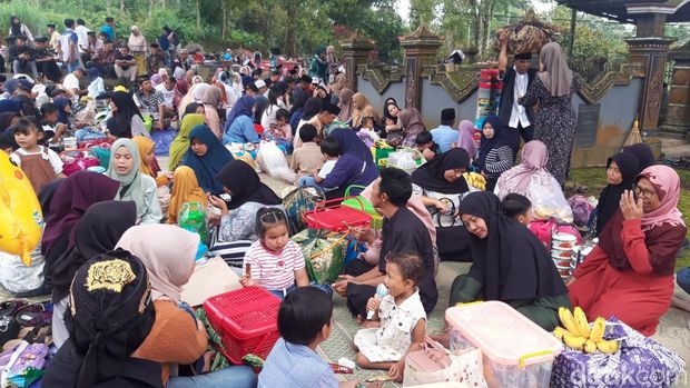 Warga saat menggelar sadranan di kompleks pemakaman di Dukuh Mlambong, Sruni, Musuk, Boyolali, Selasa (3/2/2026).