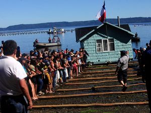 Tradisi Unik Pindahkan Rumah Lewat Laut