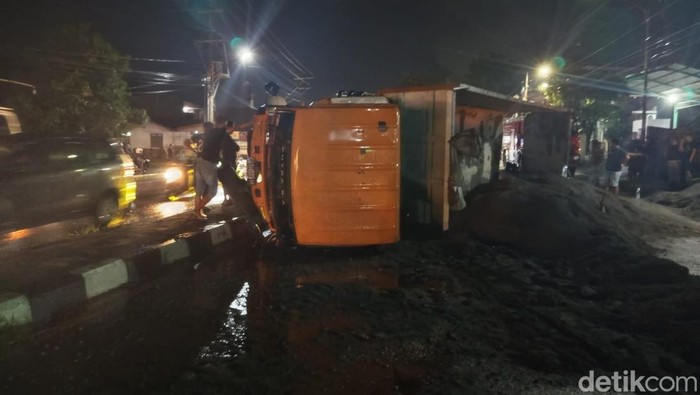Truk dump bermuatan pasir terguling di Pare, Mungkid, Kabupaten Magelang, Selasa (3/2/2026).