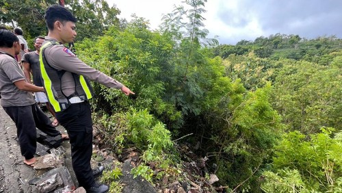 Truk terjun ke jurang sedalam 15 meter di Desa Kutampi, Kecamatan Nusa Penida, Klungkung, Bali, Selasa (3/2/2026). (Foto: Dok. Polsek Nusa Penida)