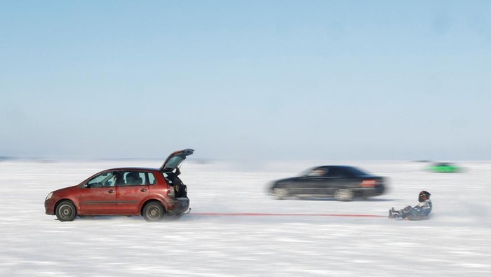 Waduk Membeku Jadi Es, Malah Dijadikan Arena Buat Drift