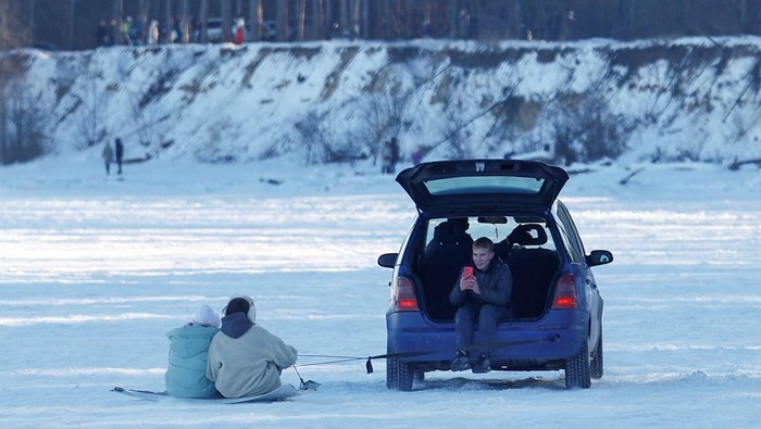 Waduk Membeku Jadi Es, Malah Dijadikan Arena Buat Drift