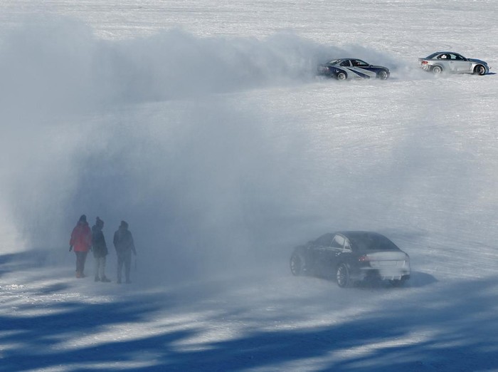 Waduk Membeku Jadi Es, Malah Dijadikan Arena Buat Drift
