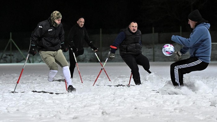 Ukrainian war veterans who lost their limbs play football on an ice covered pitch, amid Russia's attack on Ukraine, in Zaporizhzhia, Ukraine January 27, 2026. Veterans established an amateur football team to improve their physical conditions and reclaim the sense of companionship they experienced in the army. REUTERS/Stringer     TPX IMAGES OF THE DAY