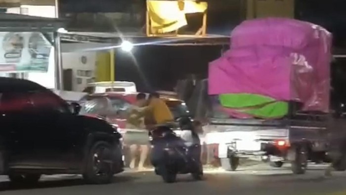Seorang remaja berinisial AR (16) di Kabupaten Wajo, Sulawesi Selatan (Sulsel) diserang saat makan bersama orang tuanya di warung oleh sekelompok pemuda tak dikenal.