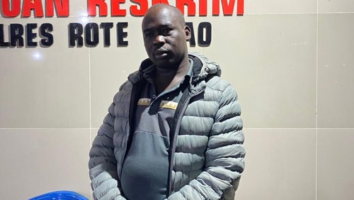 WN Uganda bernama Ronald Mogga Wani (39) saat diamankan polisi di pantai Sanama, Kecamatan Rote Barat Daya, Kabupaten Rote Ndao, NTT, saat hendak melintas ke Australia, Senin (2/2/2026). (Dok. Polres Rote Ndao).