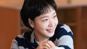 Yumi sekarang udah gak lagi kerja kantoran, dia berhasil jadi penulis novel romansa populer. Tapi kehidupan percintaannya sepi banget, bikin desa sel kayak gak seru lagi. (Foto: dok. TVING)