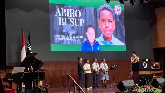 Tak Pernah Telat Meski Jalan Berjam-jam, Kisah Haru Siswa Papua Pedalaman