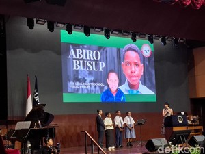 Tak Pernah Telat Meski Jalan Berjam-jam, Kisah Haru Siswa Papua Pedalaman
