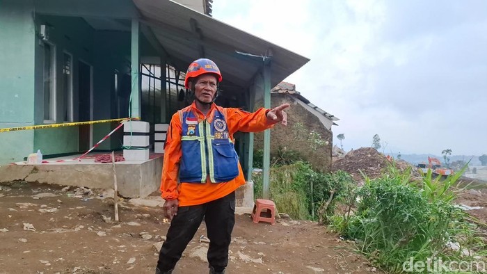 Cerita Relawan Lansia Asal Mojokerto Terlibat SAR Longsor di Cisarua