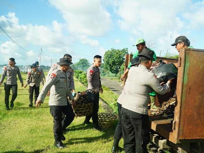 Aksi gabungan ini menindaklanjuti instruksi Presiden Prabowo Subianto yang meminta TNI-Polri kerja bakti bersihkan sampah di pantai Bali