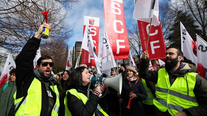 Train drivers’ union members protest outside Spain’s Transport Ministry after calling a three-day nationwide strike for February 9–11 to demand stronger railway safety measures, following three derailments within 48 hours that left several dead, including two drivers, in Madrid, Spain February 3, 2026. REUTERS/Violeta Santos Moura