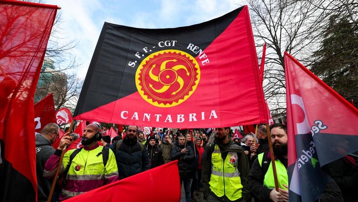 Train drivers’ union members protest outside Spain’s Transport Ministry after calling a three-day nationwide strike for February 9–11 to demand stronger railway safety measures, following three derailments within 48 hours that left several dead, including two drivers, in Madrid, Spain February 3, 2026. REUTERS/Violeta Santos Moura