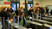  Aksi protes digelar menyusul kecelakaan kereta api mematikan yang terjadi bulan lalu dan menewaskan banyak orang di Spanyol. REUTERS/Nacho Doce